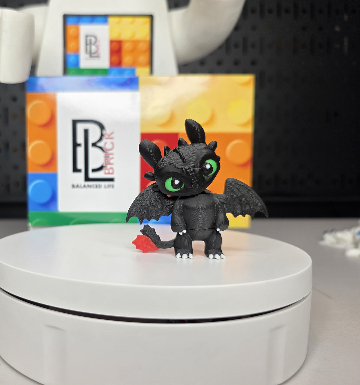 Articulated Night Fury Minifigure Collectible Keychain.